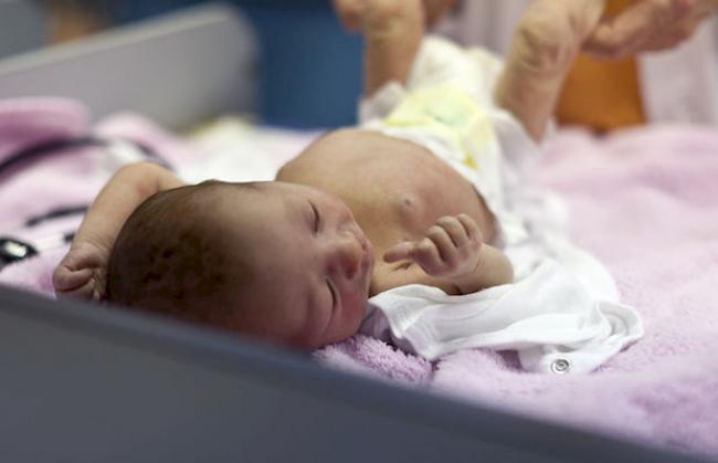 Mit 31 Jahren bringen Walliserinnen im Schnitt ihr erstes Kind zur Welt. (Symbolbild)