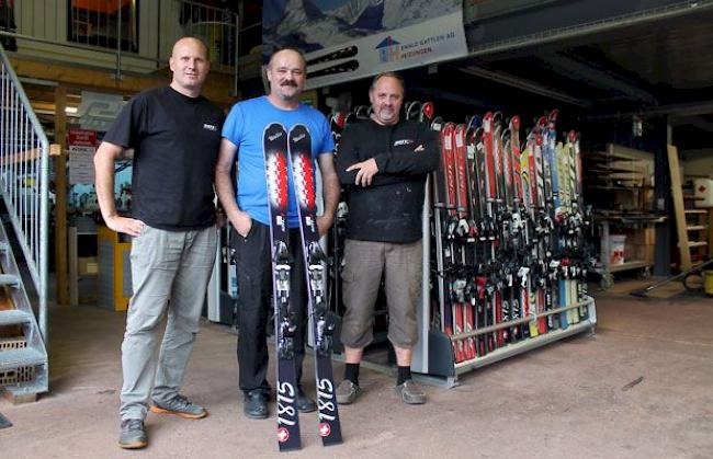 Der neue 1815-Ski im Zentrum. Alexander Buchner, Felix Schmidhalter und Dominic Blatter von RTC.