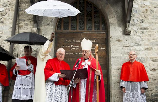 Abt Roduit (2. von Rechts) bei der Eröffnung der Jubiläumspforte