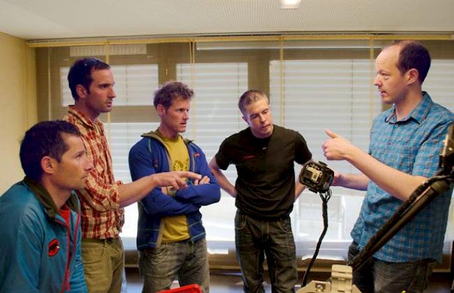 Matthias Taugwalder (ganz rechts) führt das Briefing der Kletterer für project360 durch.