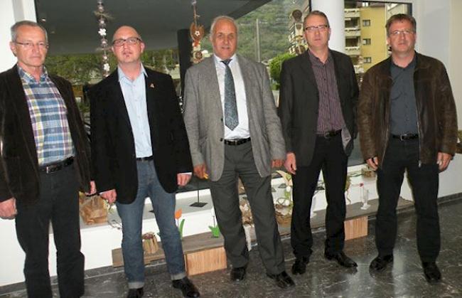 Dr. Franz Schmid, Marco Ruppen, Alex Schwestermann, Urban Eyer und Johann Tscherrig (v.l.) referierten anlässlich der Parteiratssitzung vom 24. April in Visp. 