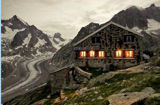 Die SAC-Oberaletschhütte auf 2640 Metern über Meer