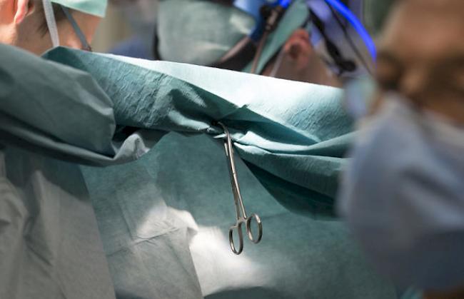 Chirurgen führen eine Operation durch (Archiv)