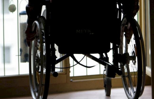 Ein Mann in einem Rollstuhl (Archiv)