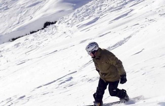 Ein Snowboarder auf einer Piste (Symbolbild)