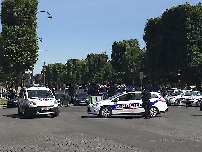 Die Polizei riegelt die Pariser Champs-Elysées ab nachdem ein Auto dort ein Polizeifahrzeug gerammt hat