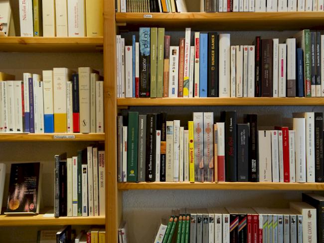 Büchergestell in einer Buchhandlung (Archiv)