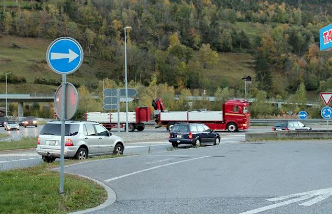 In den letzten dreissig Jahren verdoppelt: Personenwagen auf Walliser Strassen (Symbolbild). 