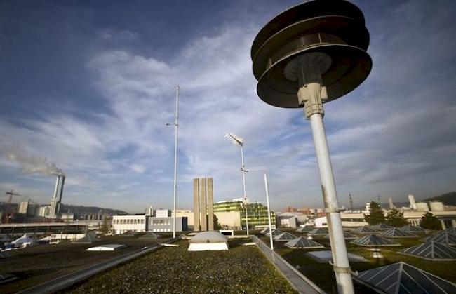 Eine Sirene ist auf einem Industriegebäude (Archiv)