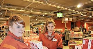 Die stellvertretende Filialleiterin Mich&egrave;le Zenh&auml;usern (l.) und Rayonleiterin Chantal Volken.