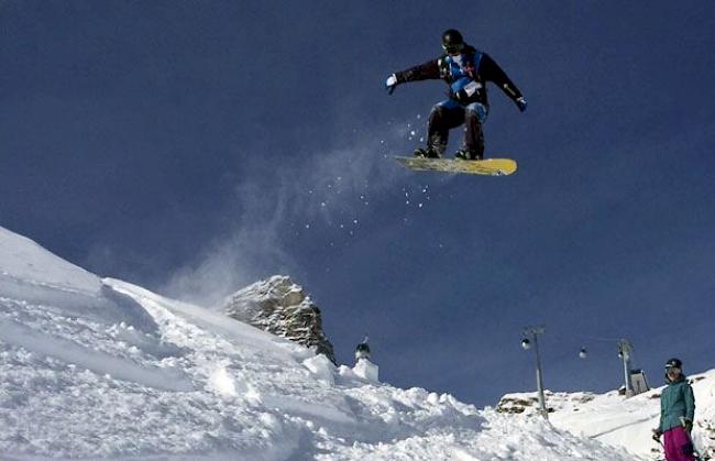 Freerider abseits der markierten Pisten auf der Lauchernalp: Das Skigebiet im Lötschental will im Bereich oberhalb der Waldgrenze keine weitere Einschränkungen in Form von Wildschutzzonen akzeptieren.