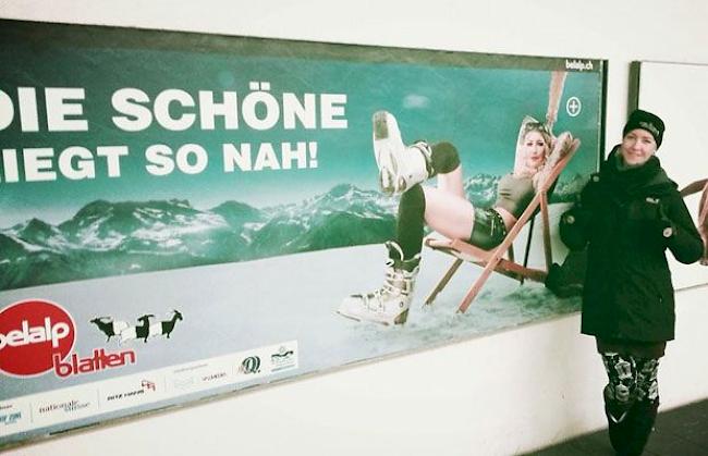 Ivonne Körner posiert stolz vor einem ihrer Plakate.