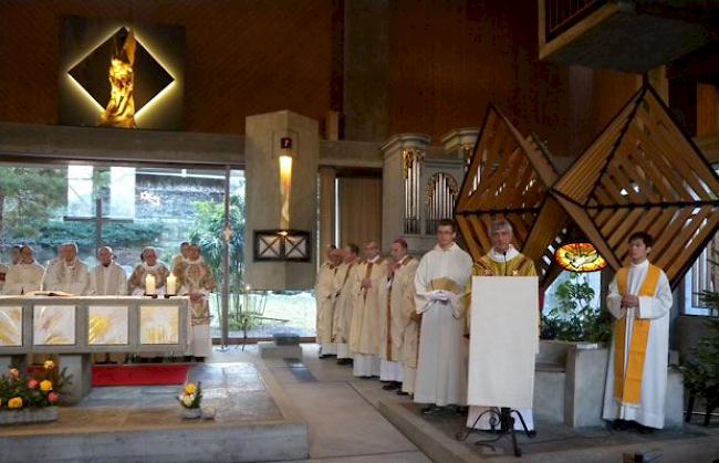 Bischof Jean-Marie Lovey stand am Sonntag in Martinach der Weihe des neuen Propstes vor.