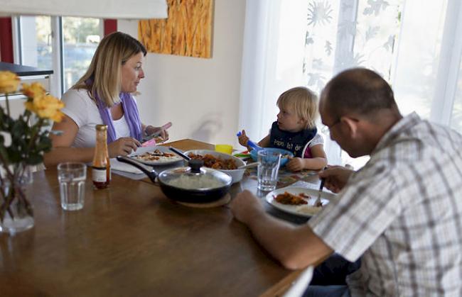 Eine Familie beim Mittagessen: Nicht immer herrscht Harmonie. Dies zwingt die Behörden, Massnahmen zu ergreifen. (Symbolbild)