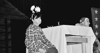 Gast. Liebreizend singt Conchita Wurst mit den Stuzzicadenti. 