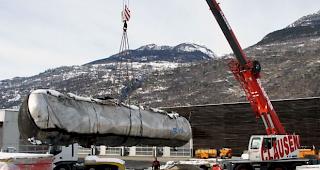 Die Zisterne wurde mittels Kran gehoben. 