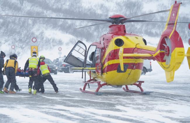 Rettungskräfte bringen eine verletzte Person in den Helikopter