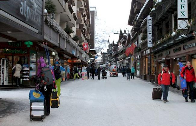 Die Logiernächte im Wallis blieben im vergangenen Jahr stabil.  Im Bild: Zermatter Bahnhofstrasse.