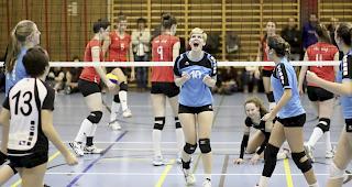 Jubelnde Eyholzerinnen: Trainerin Corinne Schnydrig (links): &laquo;Wir haben einen Lauf.&raquo;