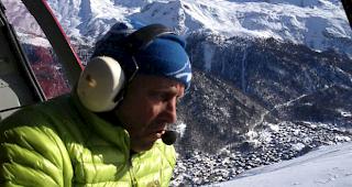 Im Air-Zermatt-Heli hoch &uuml;ber Zermatt: Lawinensprenger Stefan Anthamatten steht &uuml;ber Funk in Kontakt mit den Verantwortlichen von Strasse und Bahn.