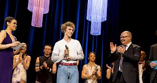 Sieger. Jon Young (Mitte) bekommt den ersten Preis vom Visper Gemeindepr&auml;sident Niklaus Furger &uuml;berreicht.