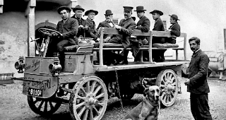Im Jahr 1905 erreicht ein erster Lastkraftwagen der Marke Dufour das Hospiz des grossen St. Bernhard. Zur offiziellen Einweihung steigen Persönlichkeiten auf die harte Ladebrücke.