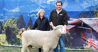 Yvonne und Josef Werlen aus Ferden mit ihrem Mister Gampel &laquo;Bond&raquo;.