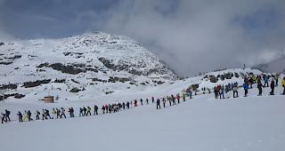 Die Schar der Kreuzwegteilnehmer unterwegs in der einzigartigen Naturkulisse des Simplons.