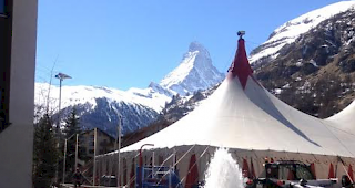 Ungewollte Erfrischung. Bei den Aufbauarbeiten f&uuml;rs Zermatt Unplugged rammte ein Gabelstapler einen Hydranten.