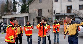 Die Samariter nehmen die Weisungen f&uuml;r die Rettungs&uuml;bung entgegen.