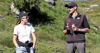 Hundetrainer Philipp Imboden mit einer Kursteilnehmerin und seinem Hund Diva.