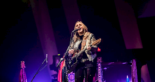 Die grosse Zeltb&uuml;hne war der perfekte Rahmen f&uuml;r Melissa Etheridge.