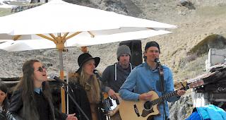 &Uuml;berzeugend. Mitglieder der Zermatter Band "WintersHome".