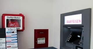 Bürchen sorgt vor: Defibrillator neben Bancomaten.