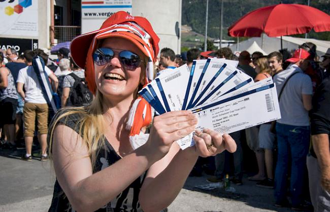 Für den FC Sitten zählt derzeit vor allem der Cup-Final. Im Bild: Eine Anhängerin hat am vergangenen Freitag Tickets ergattert.