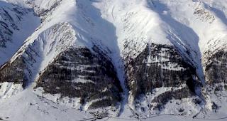 Im Goms sind die Siedlungen mehrheitlich durch St&uuml;tzverbauungen, D&auml;mme und Wald gesch&uuml;tzt. Die Sicherheit von Bahn und Strasse wird durch Galerien, Lawinensprengungen und Sperrungen gew&auml;hrleistet.