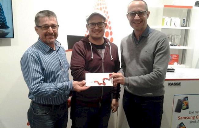 Von links: Hans-Peter Bregy (Verkaufsleiter Valaiscom AG), Stefan Theler und Harald Burgener (CEO Mengis Gruppe).