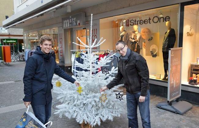 Niels Brunner und David Noti beim Dekorieren der Bäume