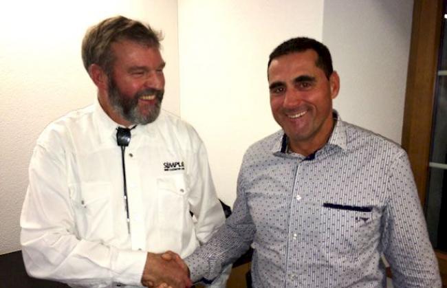 Rolf Gruber von Simplon Tourismus und Stefan Luggen von der BST AG besiegeln die neue Destination Brig-Simplon.