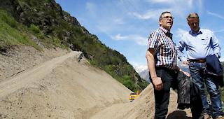 Egon Furrer und Norbert Carlen begutachten den Schutzdamm in Stalden.