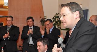 Geschlossen. Franz Ruppen, SVPO-Pr&auml;sident und Nationalrats- sowie St&auml;nderatskandidat, h&auml;lt kurz inne, w&auml;hrend die &uuml;brigen Kandidaten im Hintergrund und Wahlleiter Michael Graber (sitzend) seine Worte beklatschen.