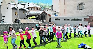 Erfrischend. Natischer Kinderg&auml;rtner gestern Mittag beim Pfarrgarten. 