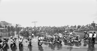 Nebel und Regen. Im Vergleich zum Spitzenjahr 2009 (kleines Bild) fanden heuer verh&auml;ltnism&auml;ssig wenige Biker den Weg auf den Simplonpass. Trotzdem waren etwa 500 bis 600 gekommen, um ihre Maschinen segnen zu lassen. 