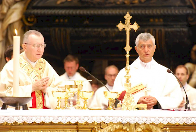 Bischof Jean-Marie Lovey  (links) konzelebrierte mit Kardinal Pietro Parolin am Morgen des Vereidigungstages am Altar der Kathedra in der Petersbasilika die Frühmesse