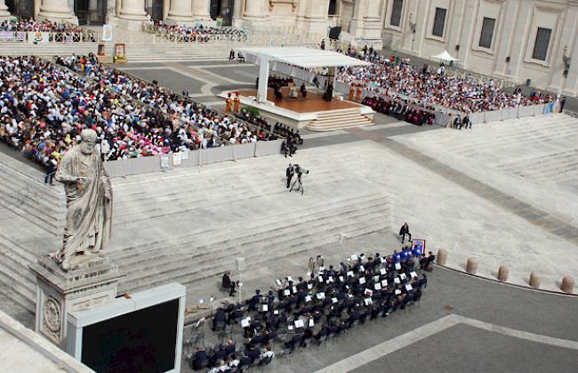 Die Natischer "Belalp" (im Vordergrund) begleitete die heute Generalaudienz von Papst Franziskus musikalisch.