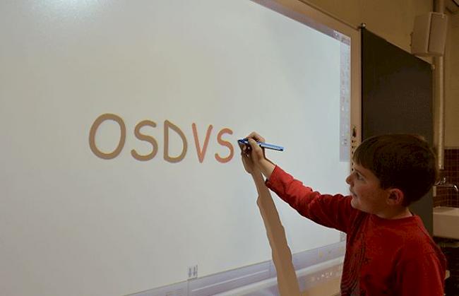 Schüler an der interaktiven Wandtafel
