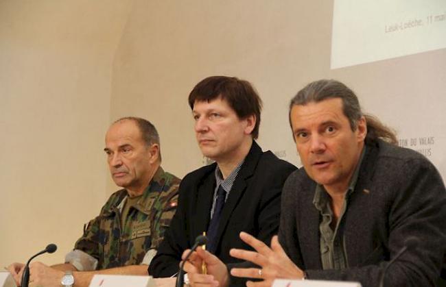 Staatsrat Oskar Freysinger und Jean-Marie Cleusix, Chef der Dienststelle für Unterrichtswesen anlässlich der PK zur Patrouille des Jeunes am 21. Januar 2014. (Archiv)
