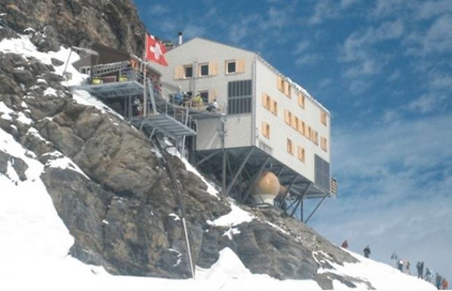 Die Mönchsjochhütte ist die höchste, bewartete Hütte, welche ganz auf Schweizerboden steht.