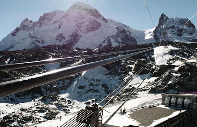 Die Arbeiten für den Zugseilwechsel an der höchsten Pendelbahn von Europa in Zermatt haben am 27. Oktober begonnen. 