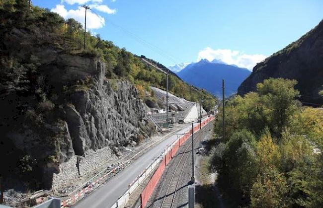 Bild der Baustelle Einfahrtstunnel Staldbach: Das Passieren dieses Abschnittes ist für Fussgänger zu gefährlich geworden.